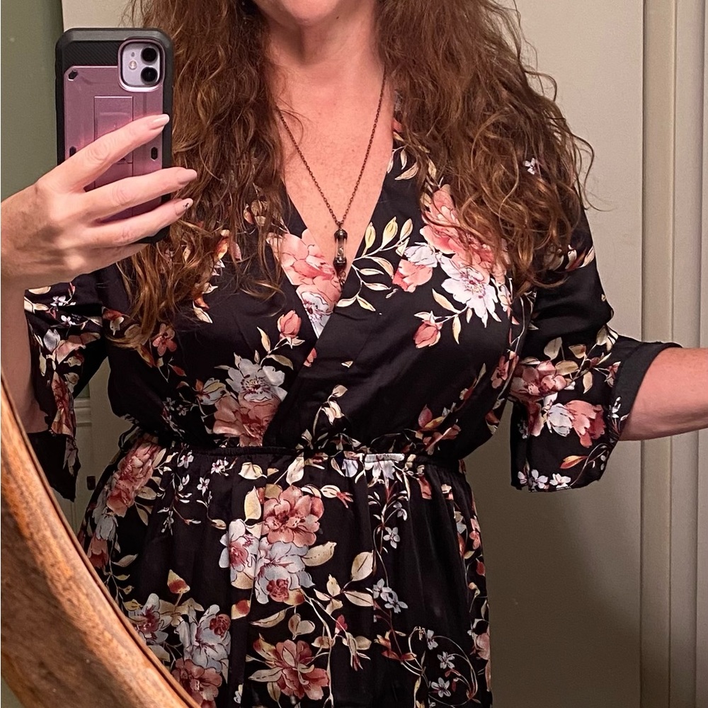 Boohoo brand - pretty black floral dress - Picture 2 of 8